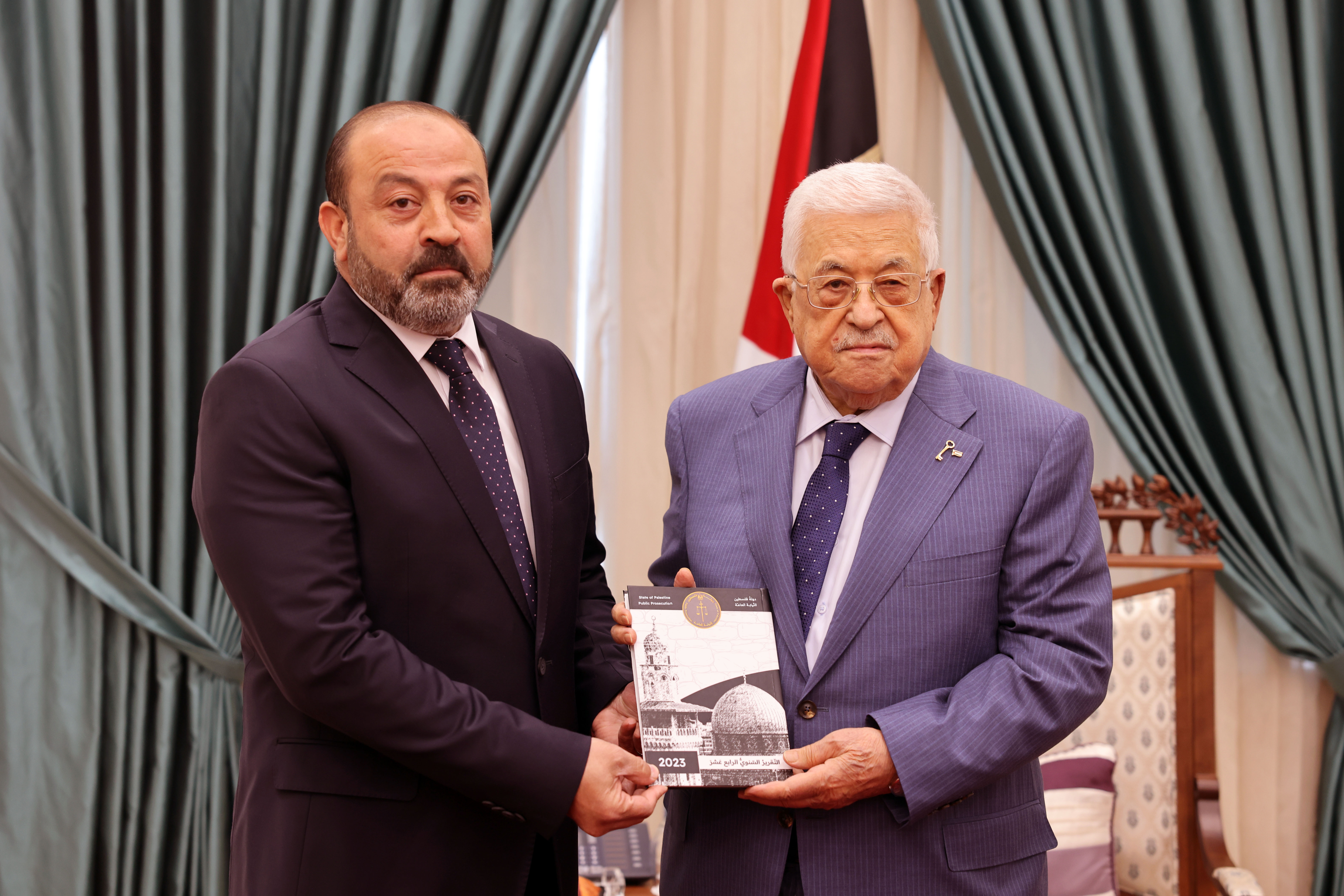 الرئيس لدى تسلمه التقرير السنوي للنيابة العامة لعام 2023 (تصوير: ثائر غنايم)